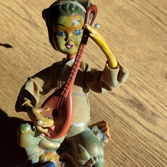 Vintage Tilso Pixie Elf with Mandolin.  Resin 7 1/2" figurine, 1960s. - Picture 5 of 10